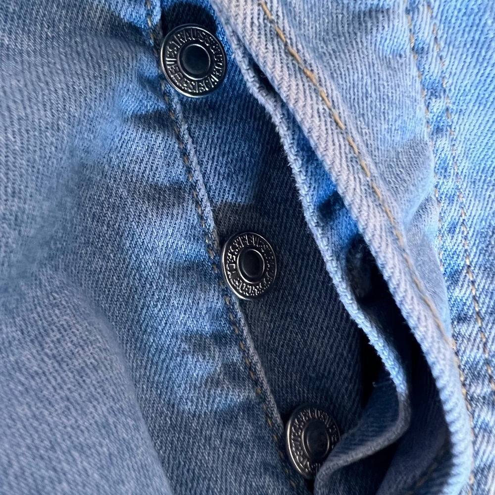 Levi's wedgie skinny jeans size 28. - Picture 4 of 7